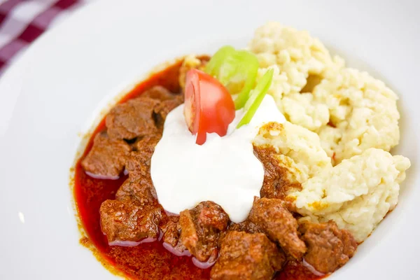 Plato de res en un restaurante — Foto de Stock