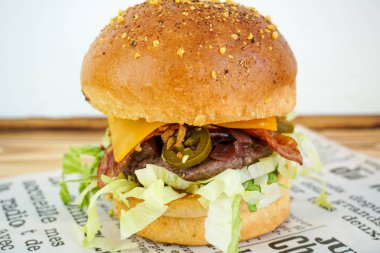 Restoranda köfteli hamburger.