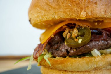 Restoranda köfteli hamburger.