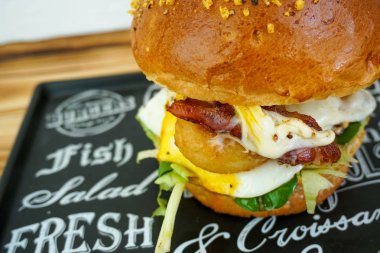 Restoranda köfteli hamburger.