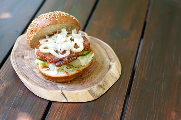 Мясной гамбургер в ресторане — стоковое фото