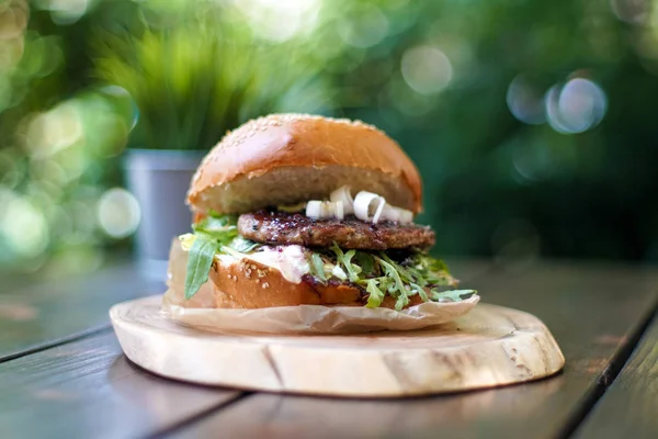Hambúrguer de carne em um restaurante — Fotografia de Stock