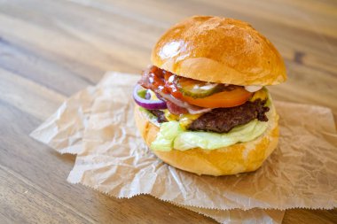 Restoranda köfteli hamburger.