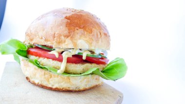 Restoranda köfteli hamburger.