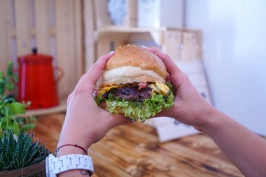 Restoranda köfteli hamburger.