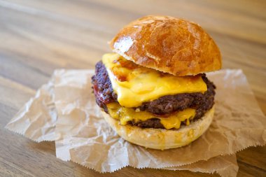 Restoranda köfteli hamburger.