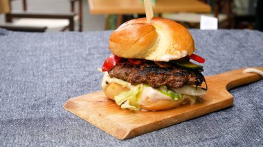 Restoranda köfteli hamburger.