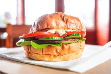 Restoranda köfteli hamburger.