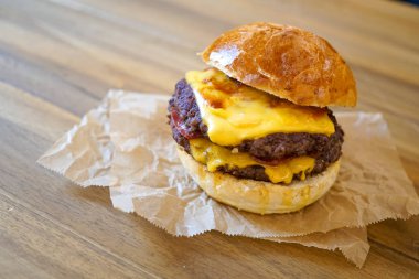 Restoranda köfteli hamburger.