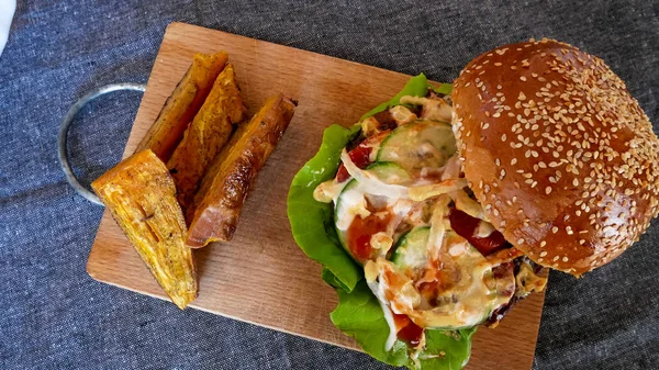 Restoranda köfteli hamburger.