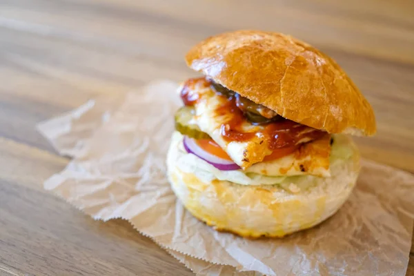 Hamburguesa con carne en un restaurante — Foto de Stock