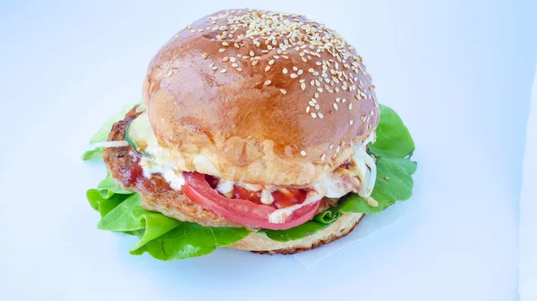 Hamburguesa con carne en un restaurante — Foto de Stock