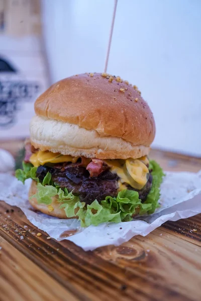 Hambúrguer de carne em um restaurante — Fotografia de Stock