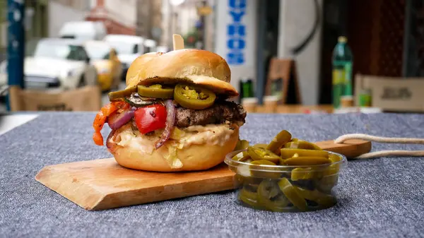 Hamburguesa con carne en un restaurante — Foto de Stock