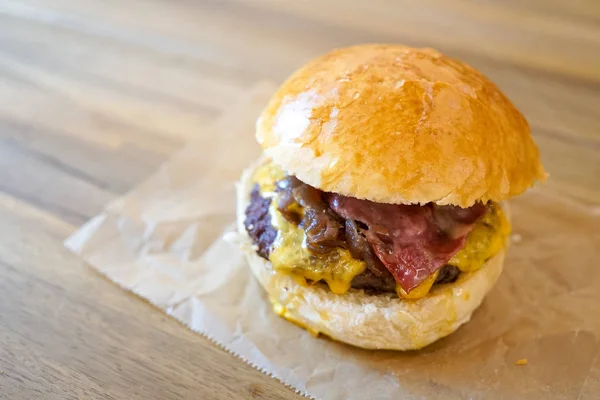 Hamburguesa con carne en un restaurante — Foto de Stock