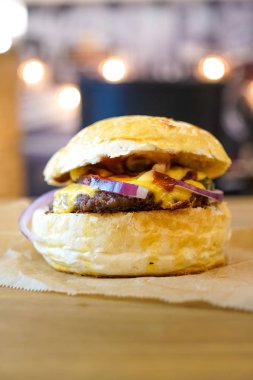 Restoranda köfteli hamburger.