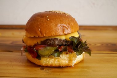 Restoranda köfteli hamburger.