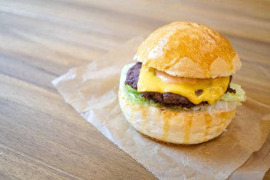 Restoranda köfteli hamburger.