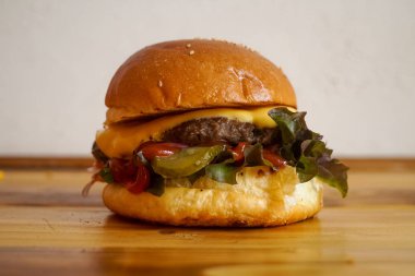 Restoranda köfteli hamburger.