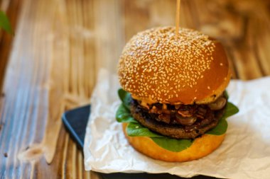 Restoranda köfteli hamburger.