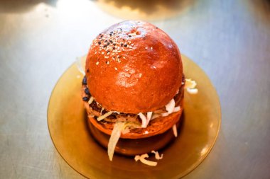 Restoranda köfteli hamburger.