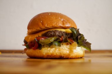 Restoranda köfteli hamburger.