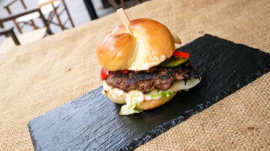 Restoranda köfteli hamburger.