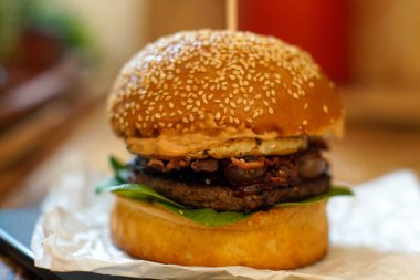 Restoranda köfteli hamburger.