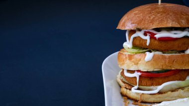 Restoranda köfteli hamburger.