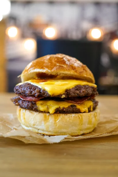 Hamburguesa con carne en un restaurante —  Fotos de Stock