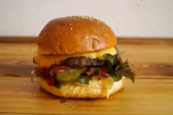 Fleischiger Hamburger im Restaurant — Stockfoto