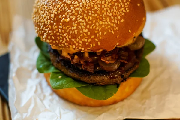 Meaty χάμπουργκερ σε ένα εστιατόριο — Φωτογραφία Αρχείου