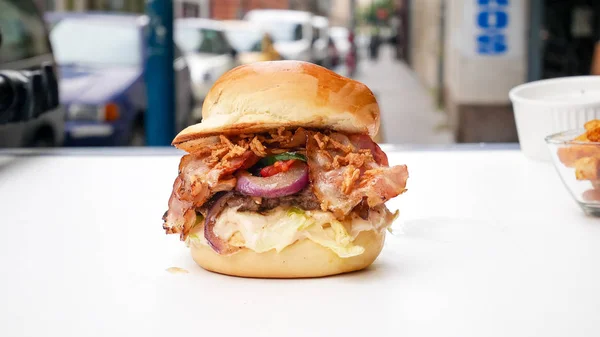 Hamburguesa con carne en un restaurante — Foto de Stock