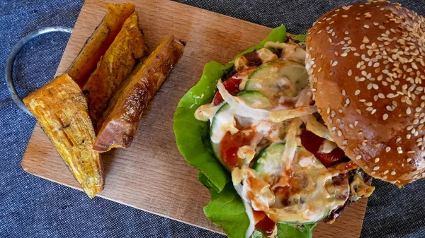 Meaty hamburger in a restaurant — Stock Photo, Image