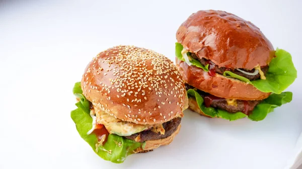 Restoranda köfteli hamburger.