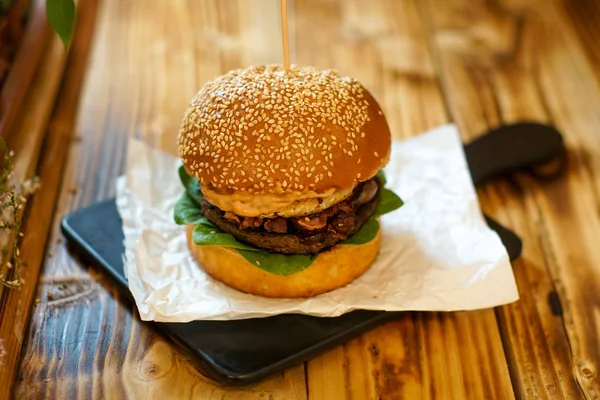 Meaty χάμπουργκερ σε ένα εστιατόριο — Φωτογραφία Αρχείου