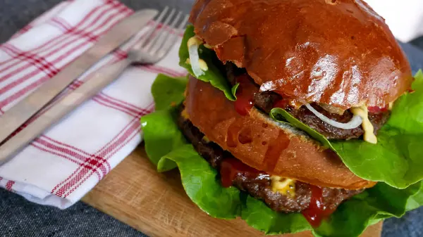 Mięsny hamburger w restauracji — Zdjęcie stockowe