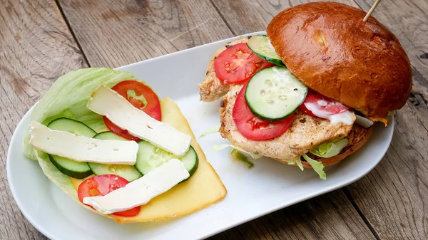 Fleischiger Hamburger im Restaurant — Stockfoto