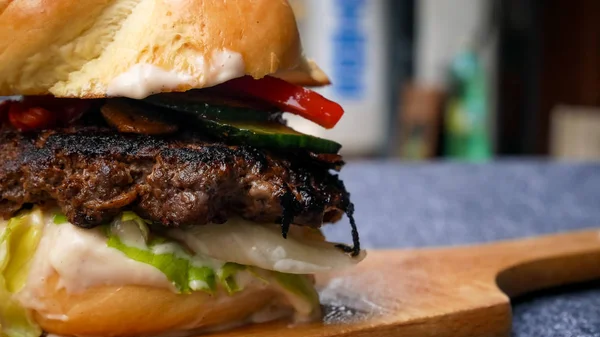 Hamburguesa con carne en un restaurante —  Fotos de Stock