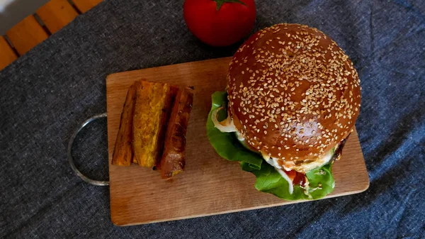 Hambúrguer de carne em um restaurante — Fotografia de Stock