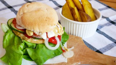 Restoranda köfteli hamburger.