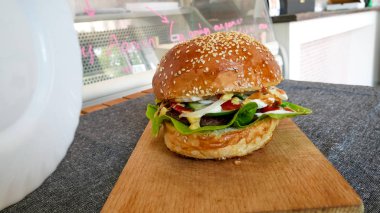 Restoranda köfteli hamburger.