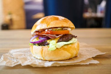 Restoranda köfteli hamburger.