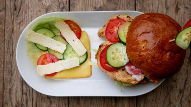 Restoranda köfteli hamburger.