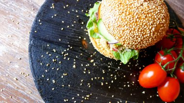 Restoranda köfteli hamburger.