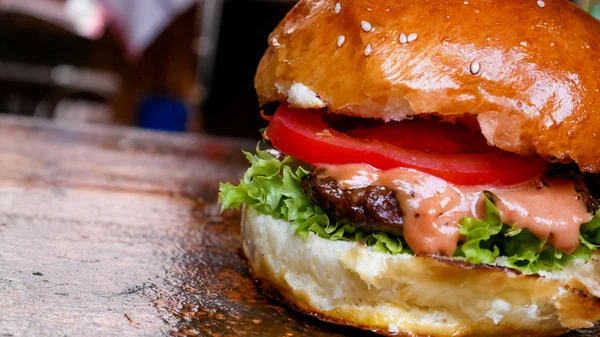 Fleischiger Hamburger im Restaurant — Stockfoto