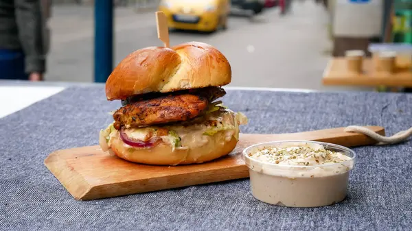 Hamburguesa con carne en un restaurante — Foto de Stock