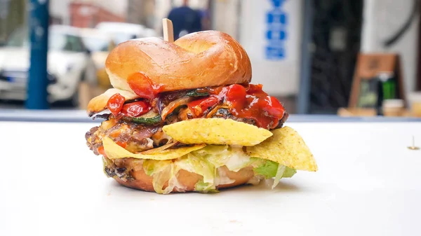 Hamburguesa con carne en un restaurante — Foto de Stock