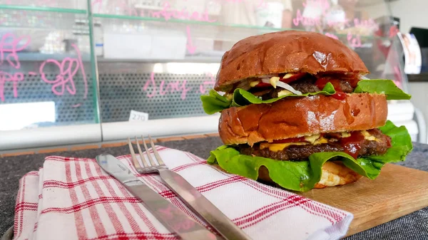 Mięsny hamburger w restauracji — Zdjęcie stockowe