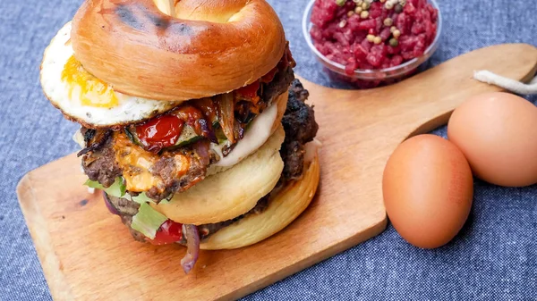 Restoranda köfteli hamburger.